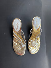 Load image into Gallery viewer, Gold Metallic sandels
